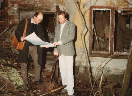 De tv kompanjonerna framfr sitt objekt Kvarngatan 5, i begrepp att starta renoveringsarbetena. Foto: Jan Sjgren, Stockholms fastighetskontor.