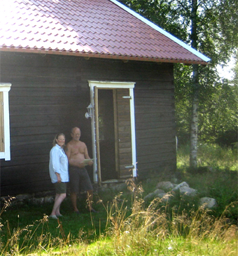 Maria och Martin Forsberg framfr Hagerydsstugan, juli 2014. Foto: Mats Ohlin.
