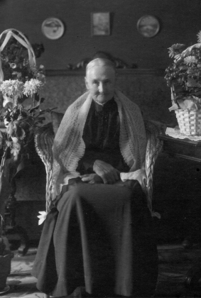 Emma Stille, frmodligen i samband med hennes 80-rsdag 1920.